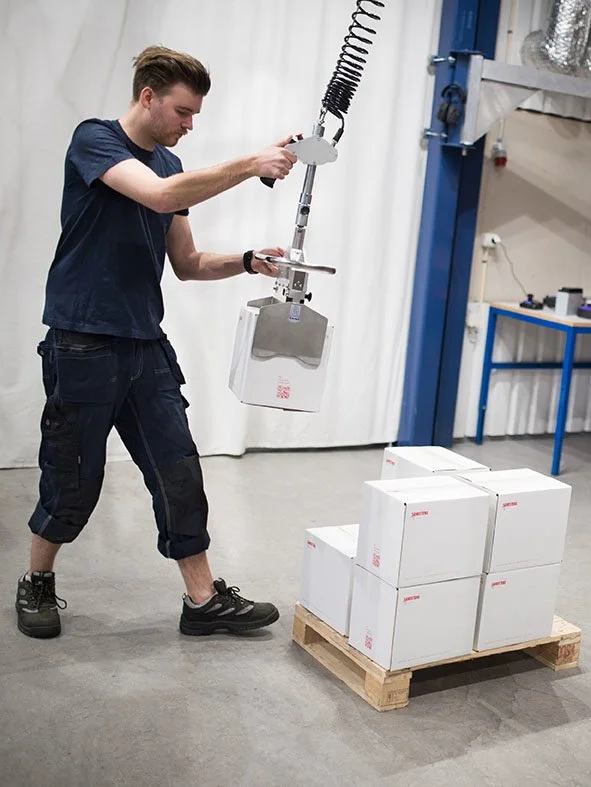 TAWI-Boxes-lifting-1
