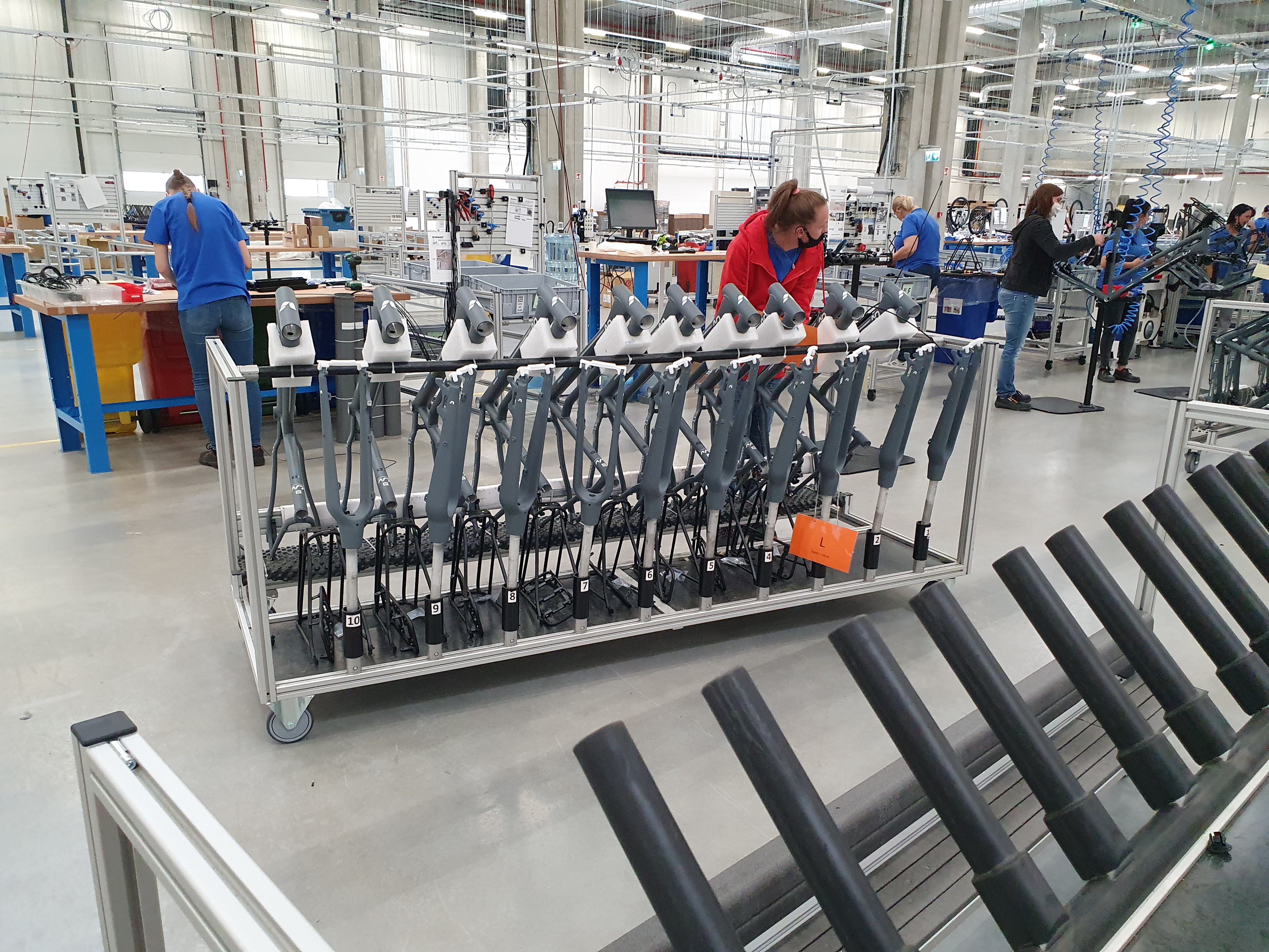 production-line-workstation-and-storage-system-2