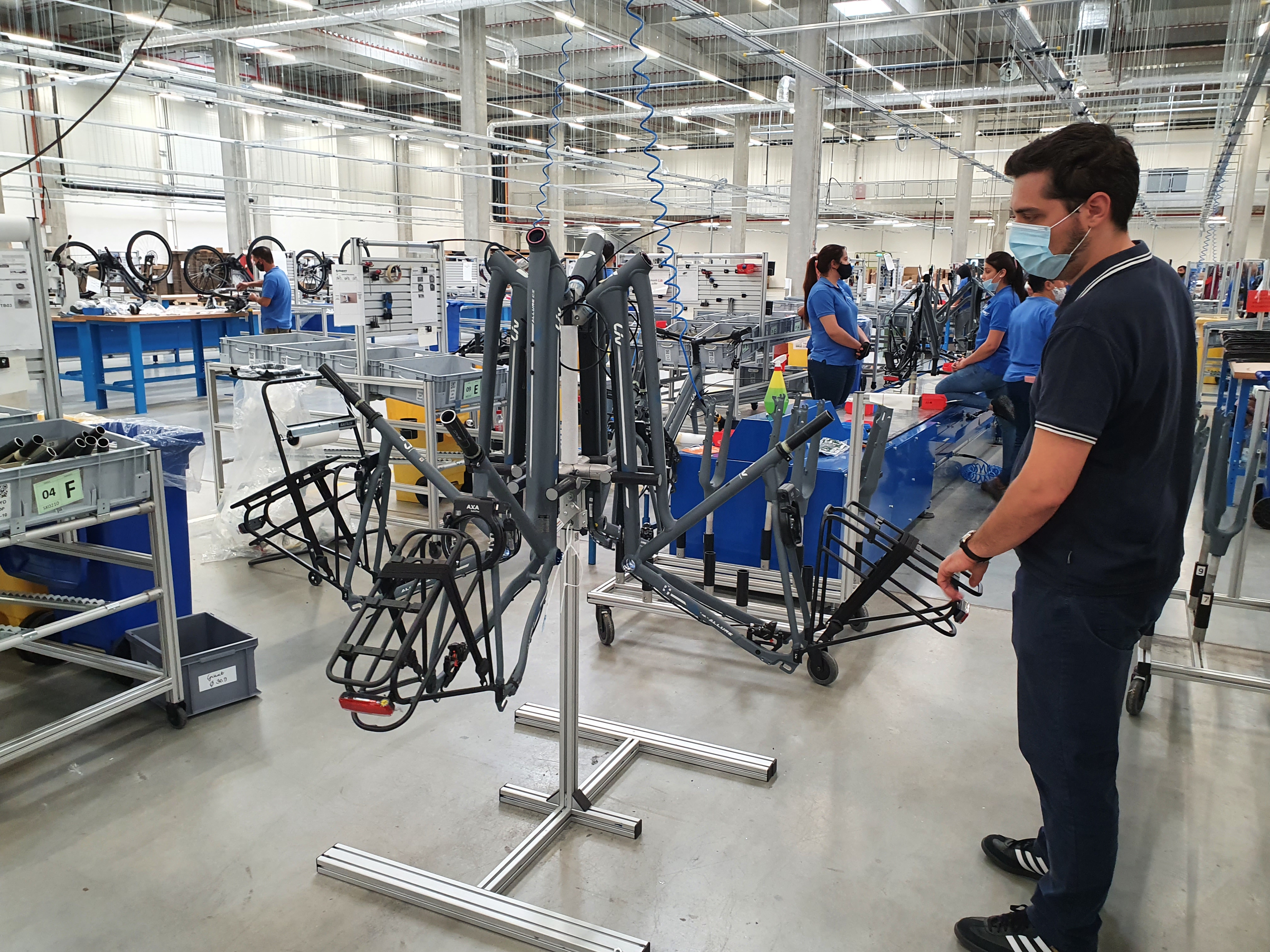production-line-workstation-and-storage-system-3