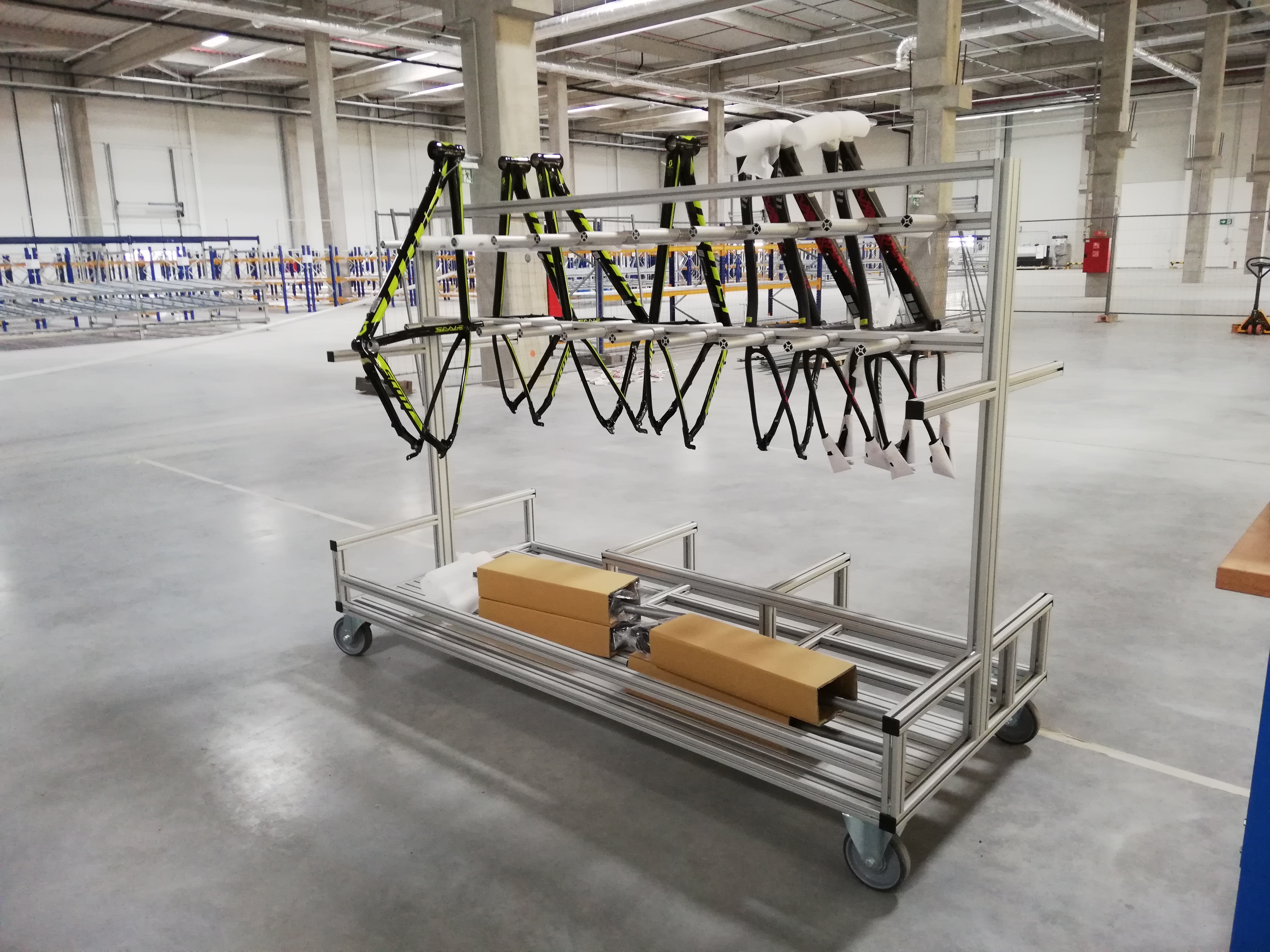 production-line-workstation-and-storage-system-4